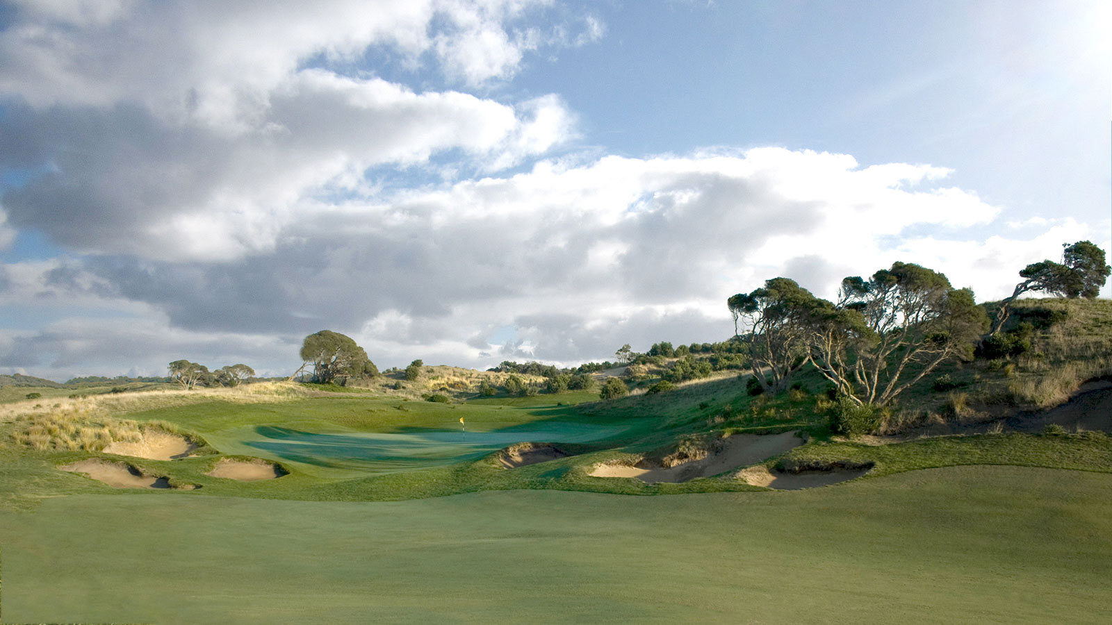 Moonlight Bay Apartments - Golf Courses